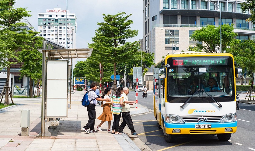 Xe bus di chuyển từ sân bay Đà Nẵng vào trung tâm thành phố Đà Nẵng