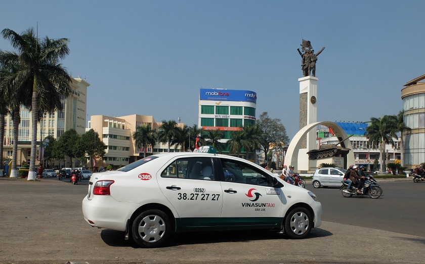 Taxi di chuyển từ sân bay Buôn Ma Thuột vào trung tâm thành phố