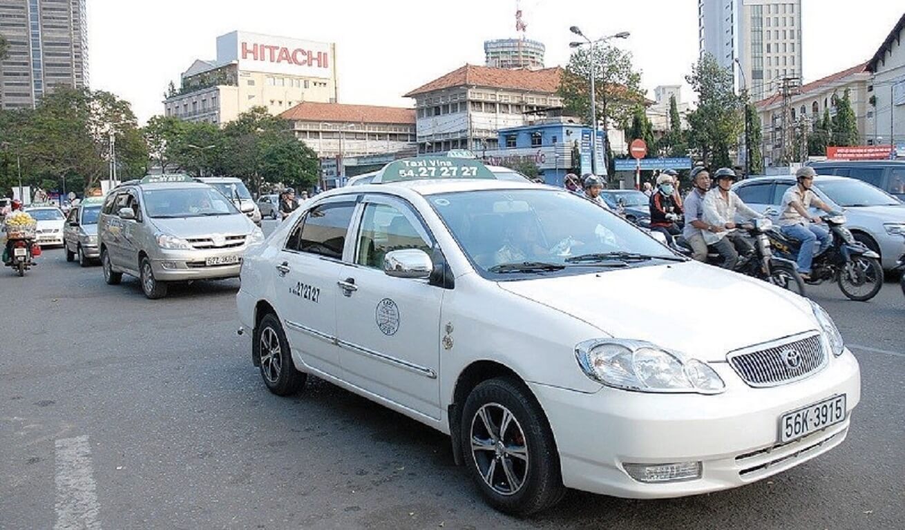 Di chuyển bằng taxi về trung tâm thành phố Hồ Chí Minh