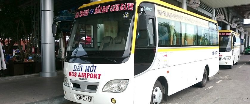 Xe buýt đón hành khách từ sân bay Cam Ranh đi trung tâm thành phố