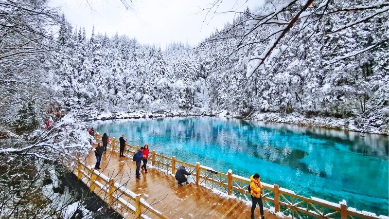 Chuẩn bị trang phục ấm áp, giày chống trượt cho chuyến đi