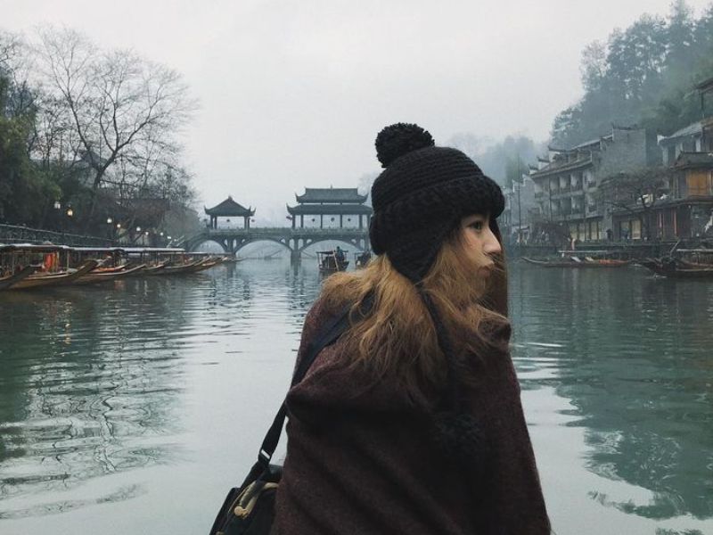 Du lịch Cổ Trấn m&ugrave;a xu&acirc;n n&ecirc;n mặc trang phục ấm &aacute;p