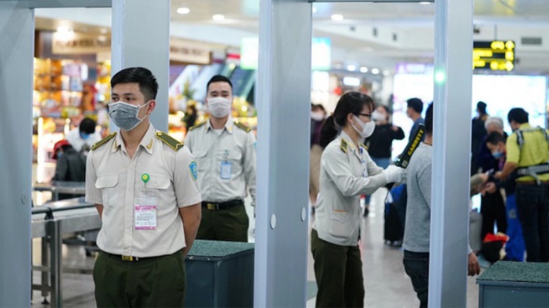 Kiểm tra an ninh tại sân bay Nội Bài