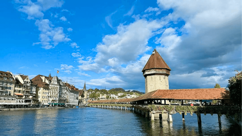 Cầu gỗ Lucerne cổ kính