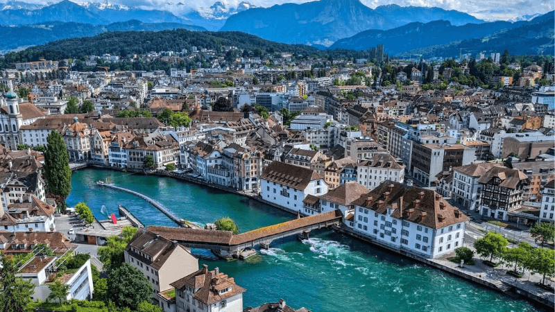 Hồ Lucerne yên bình chảy qua thành phố