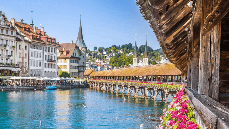 Mùa xuân rực rỡ tại hồ Lucerne Thụy Sĩ