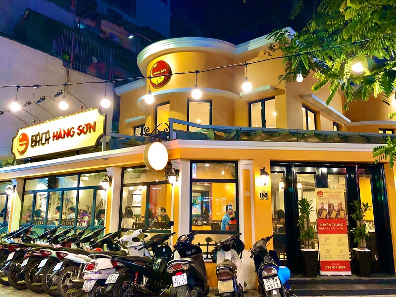 Không gian trang trí nhà hàng nổi bật tông màu vàng