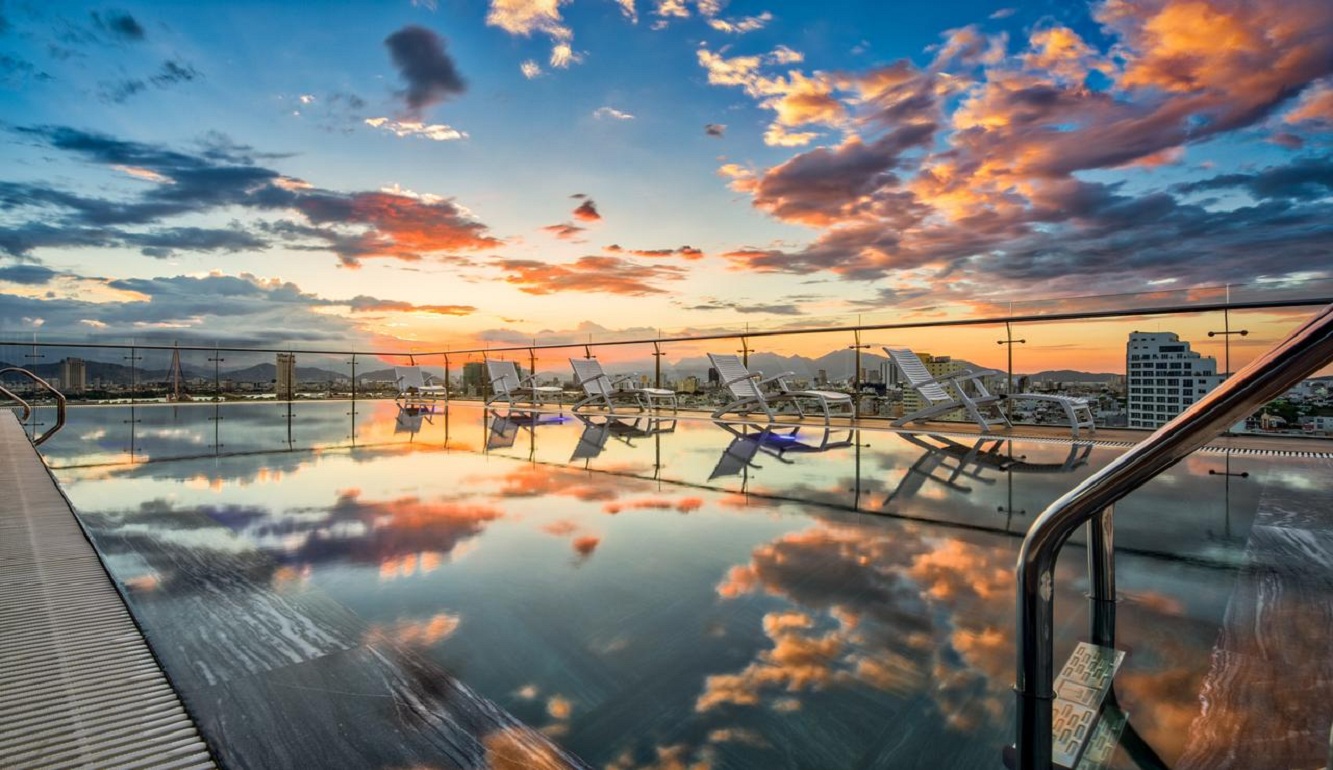 Vẻ đẹp xao lòng tại bể bơi vô cực của Aria Grand Đà Nẵng