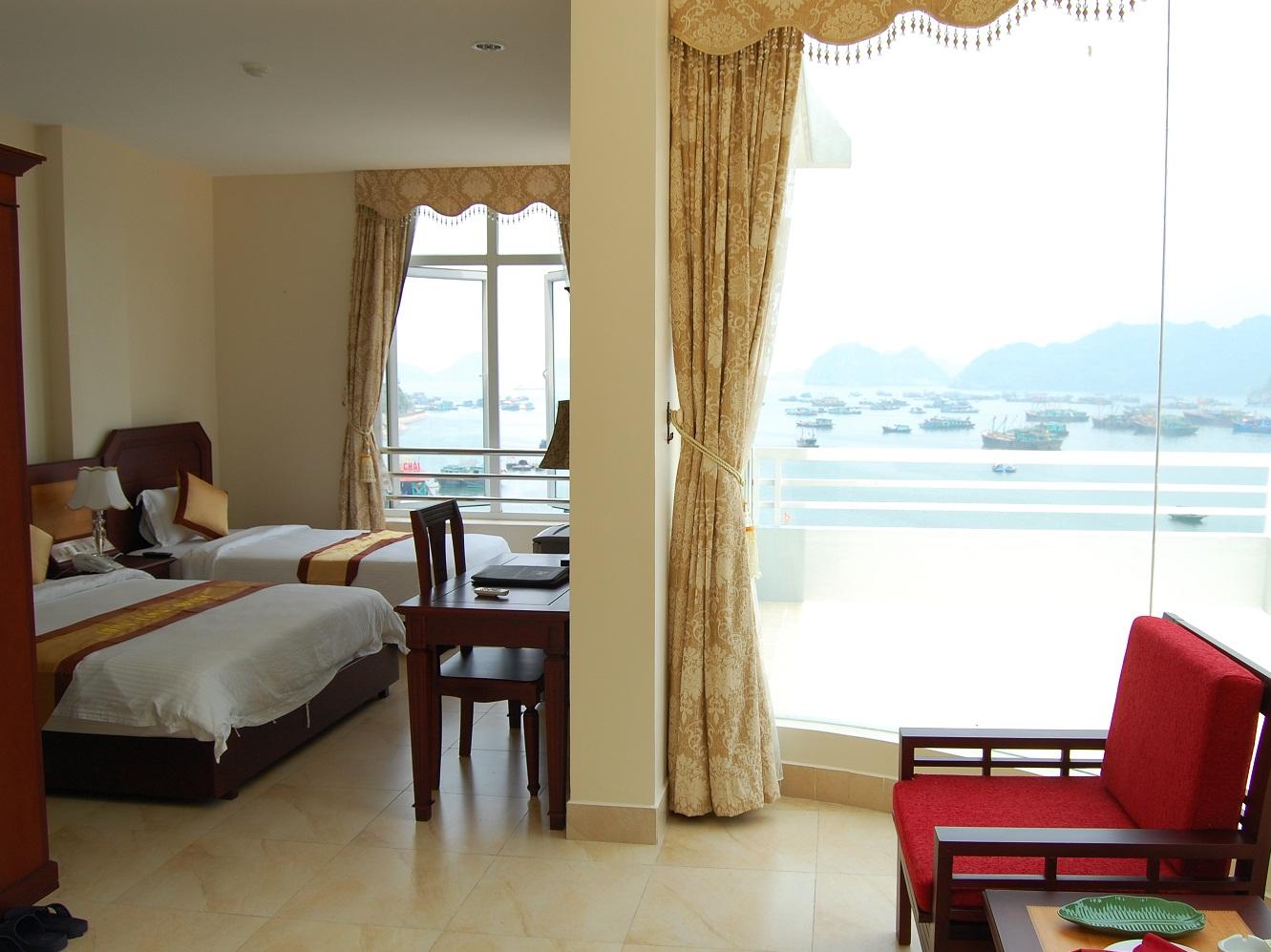 Phòng khách sạn Hùng Long Harbour mang đến một tầm nhìn hướng biển