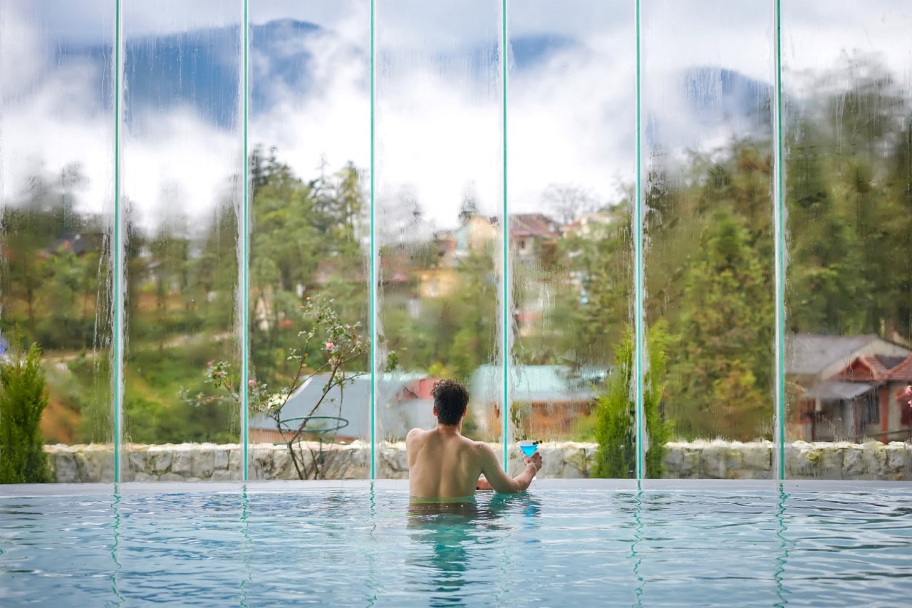 Du khách trải nghiệm bể bơi nước nóng siêu hot tại Silk Path Hotel & Resort Sapa