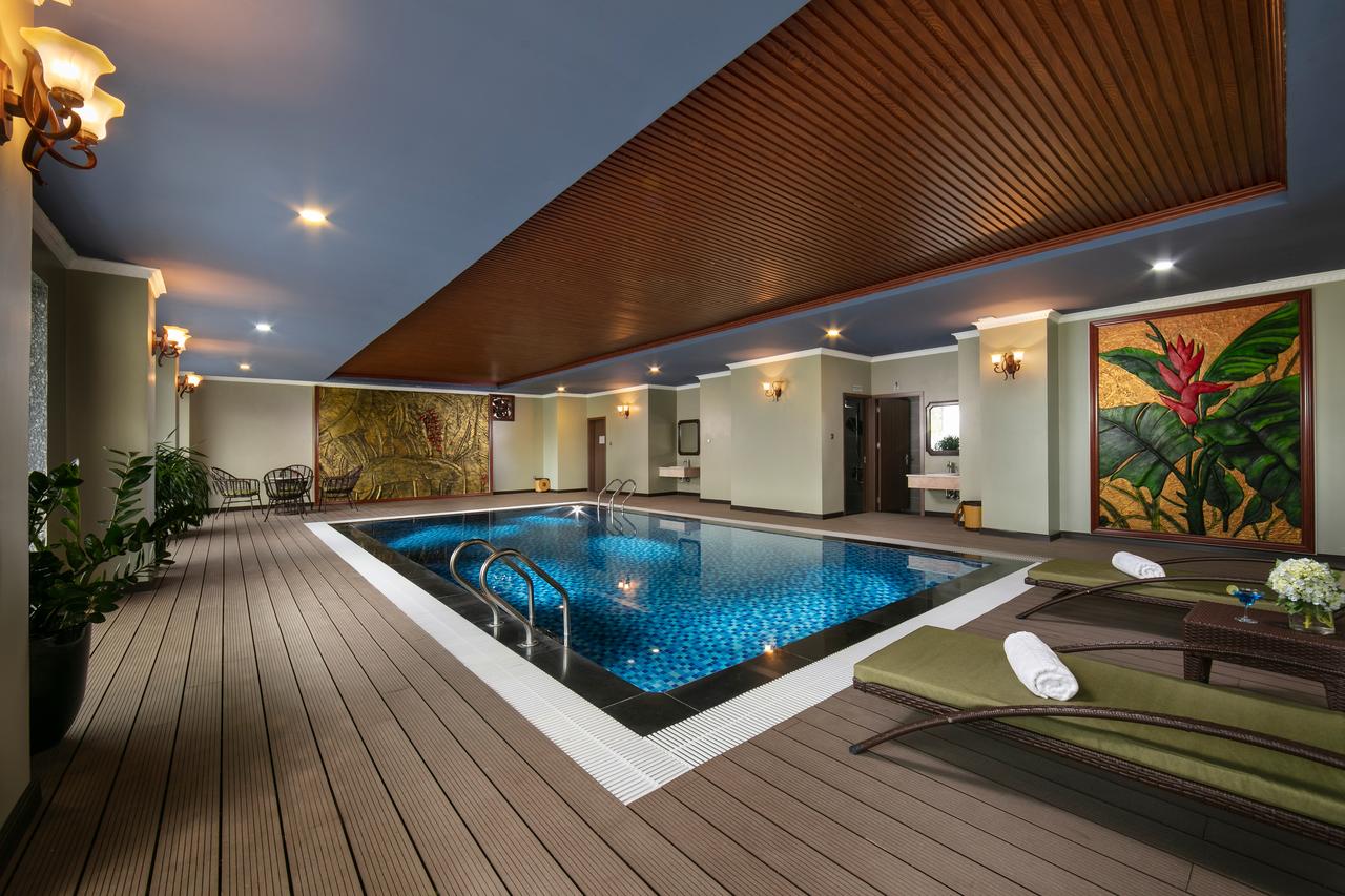Bể bơi nước nóng trong nhà tại khách sạn Pistachio Sapa