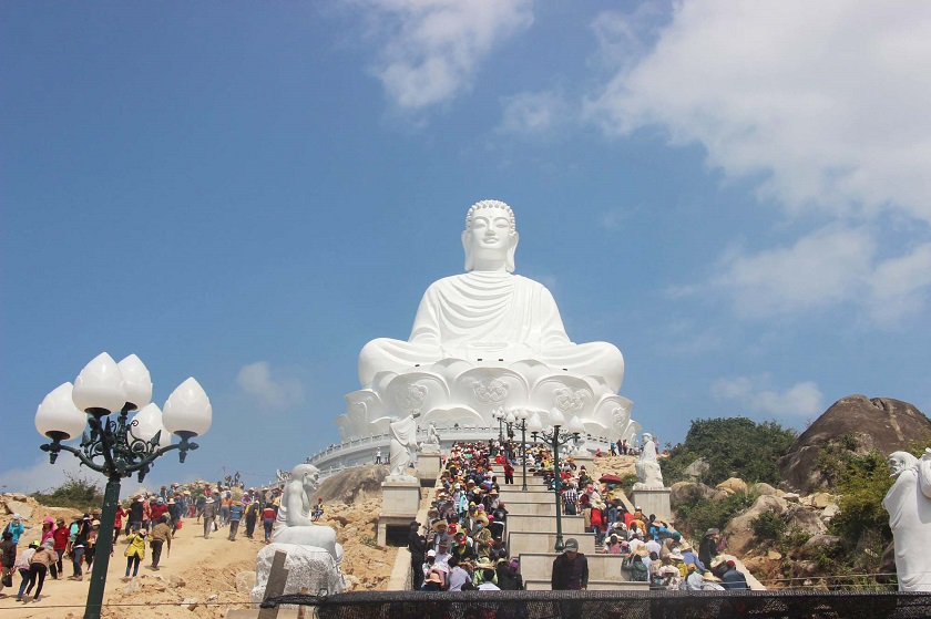 Bức tượng Phật cao 69m tại chùa Ông Núi