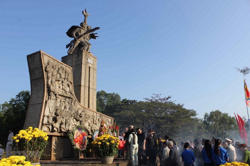 Người dân làm lễ tại Đài chiến thắng Đèo Nhông - Dương Liễu