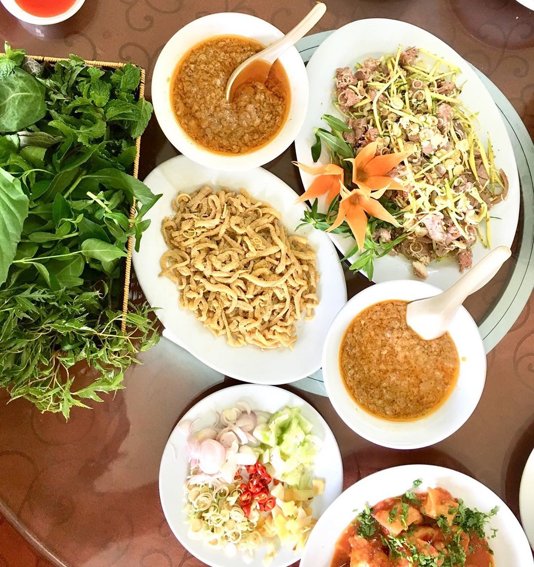 nhà hàng Vũ Bảo là quán ăn ngon ở Phạm Văn Đồng Hà Nôi nức tiếng với món gỏi nhệch Nga Sơn