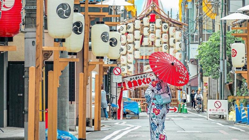 Các con phố trong lễ hội Gion được trang trí lồng đèn rực rỡ