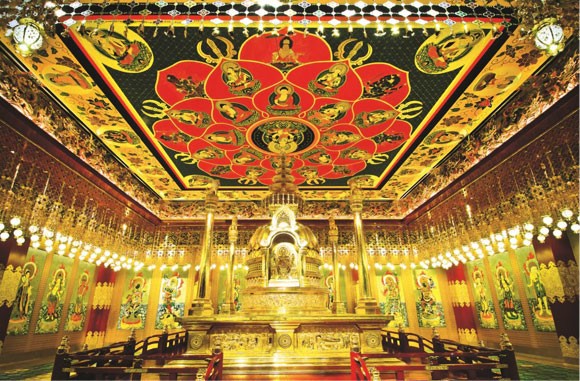 Bên trong chùa Răng Phật