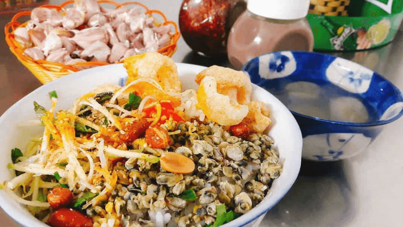 Món cơm hến nổi tiếng tại Huế
