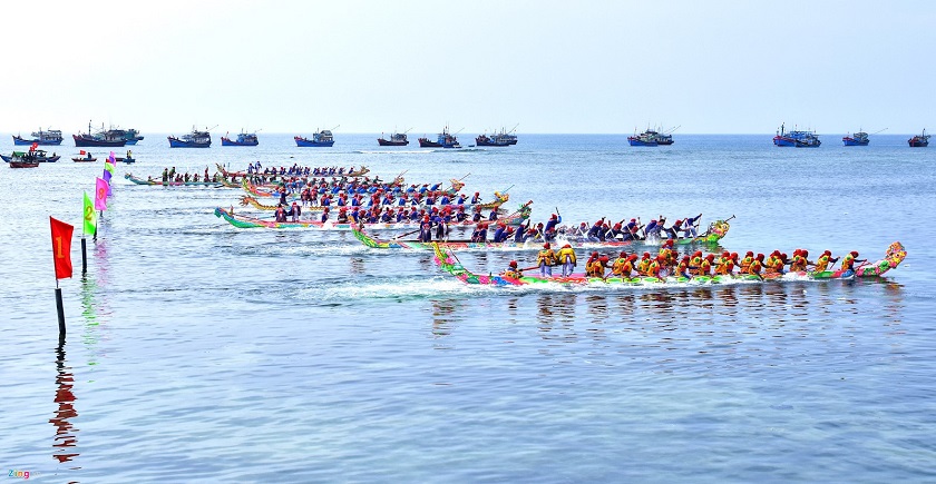 Người dân tham gia lễ hội đua thuyền ở Phú Quốc