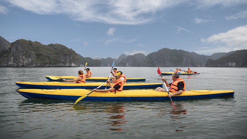 Du khách thích thú khi được chèo thuyền Kayak