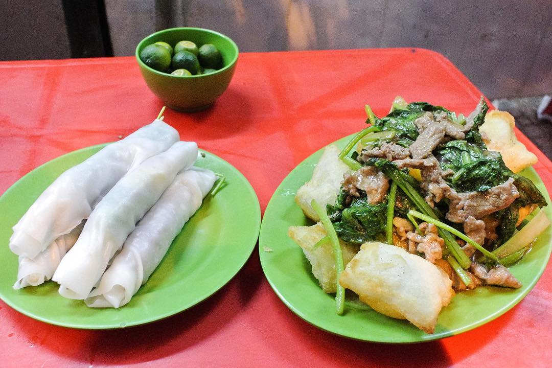 Phở cuốn Hưng Bền là một trong các quán ăn vặt ngon ở Hà Nội được yêu thích