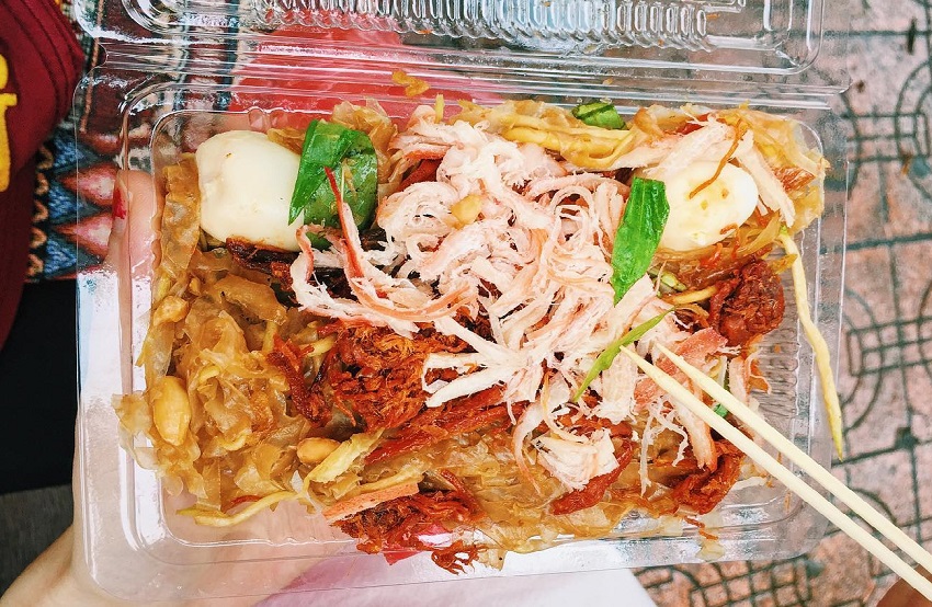 Bánh tráng trộn Hàng Trống là một trong những quán ăn vặt ngon ở Hà Nội được giới trẻ yêu thích