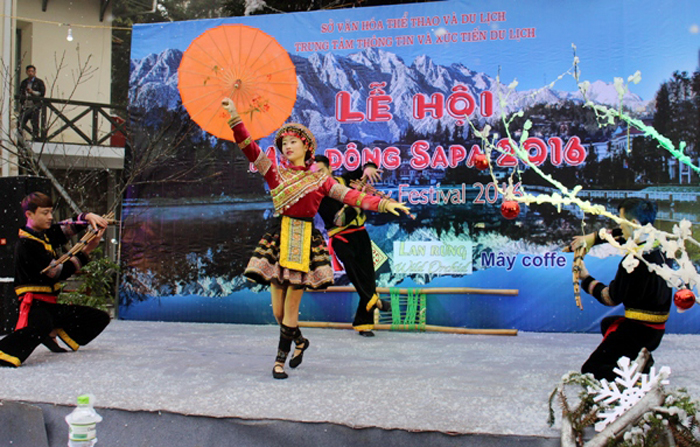 Màn biểu diễn điệu múa truyền thống của các dân tộc vùng cao
