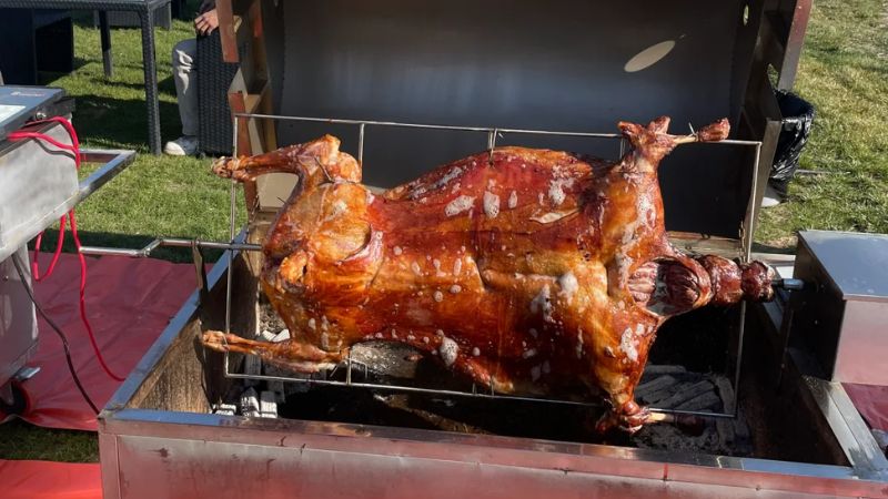 Cảm nhận vị b&eacute;o ngậy của m&oacute;n thịt cừu nướng nguy&ecirc;n con 