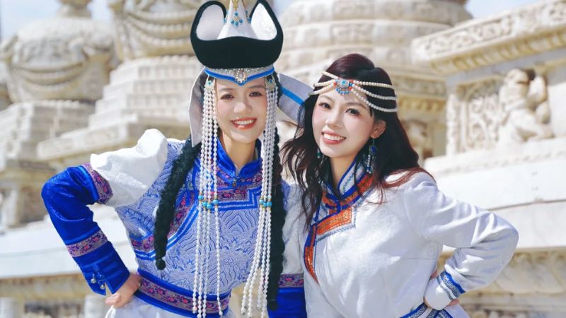 Check-in Nội M&ocirc;ng với trang phục truyền thống đặc sắc