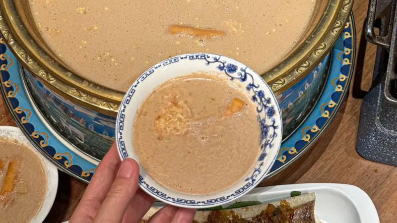 Thưởng thức vị tr&agrave; thanh đạm ấm n&oacute;ng sau một ng&agrave;y kh&aacute;m ph&aacute; thảo nguy&ecirc;n