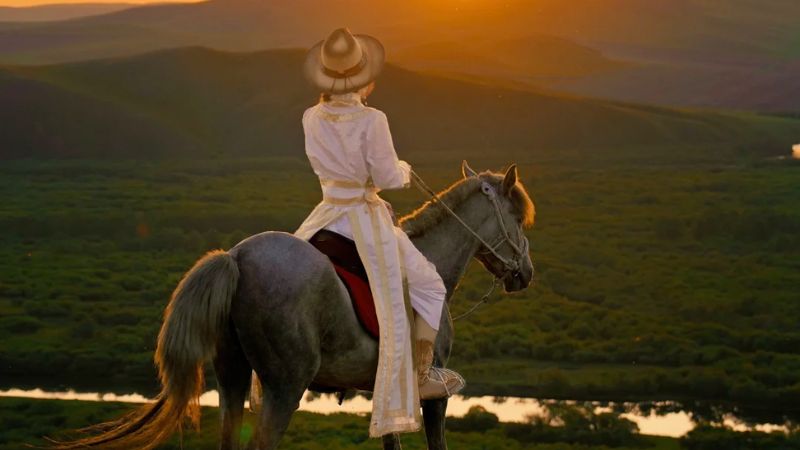 Trải nghiệm cưỡi ngựa tr&ecirc;n thảo nguy&ecirc;n Hồ Lu&acirc;n Bối Nhĩ