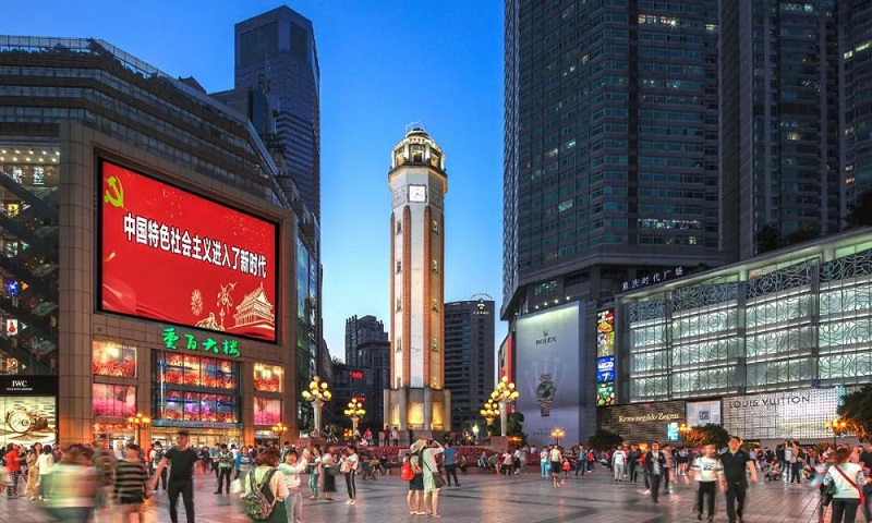 Tham quan Đài tưởng niệm Giải phóng Nhân dân