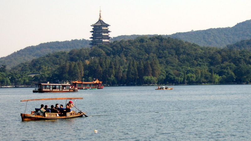 Đi thuyền thưởng ngoạn cảnh sắc thiên nhiên Tây Hồ