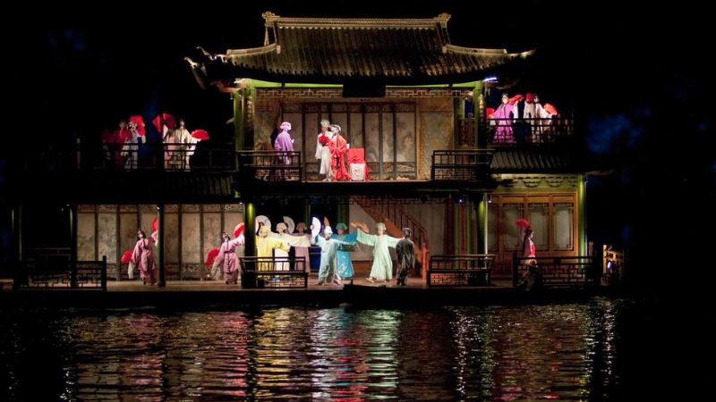 Show diễn Ấn tượng Tây Hồ được dàn dựng công phu