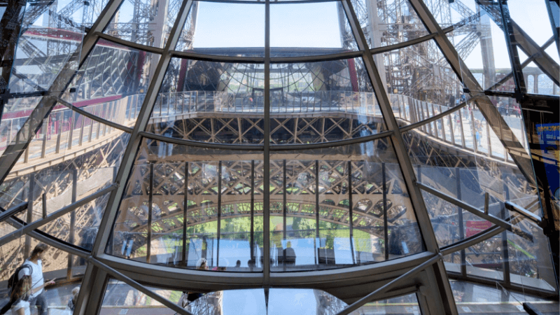 Hình ảnh tháp Eiffel tại khu vực tầng 1