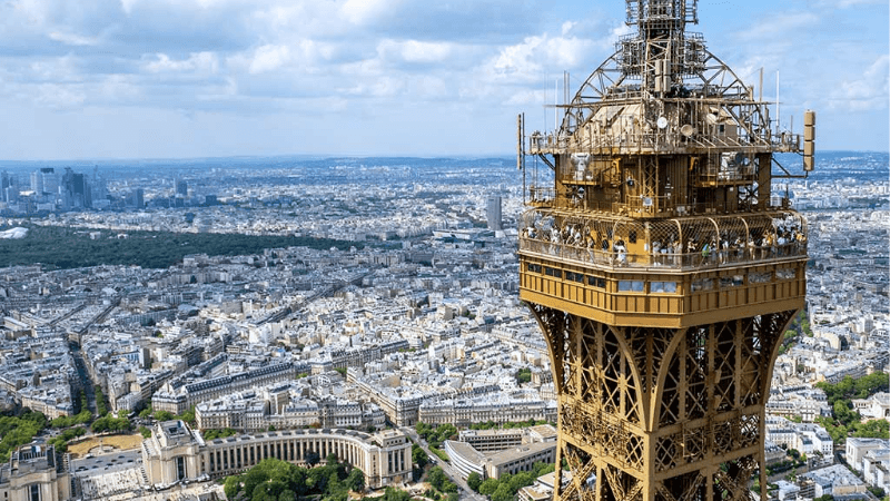 Hình ảnh tháp Eiffel tại khu vực tầng trên cùng