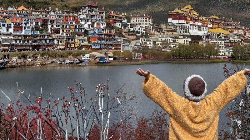 Du kh&aacute;ch check in b&ecirc;n hồ Lamuyangcuo