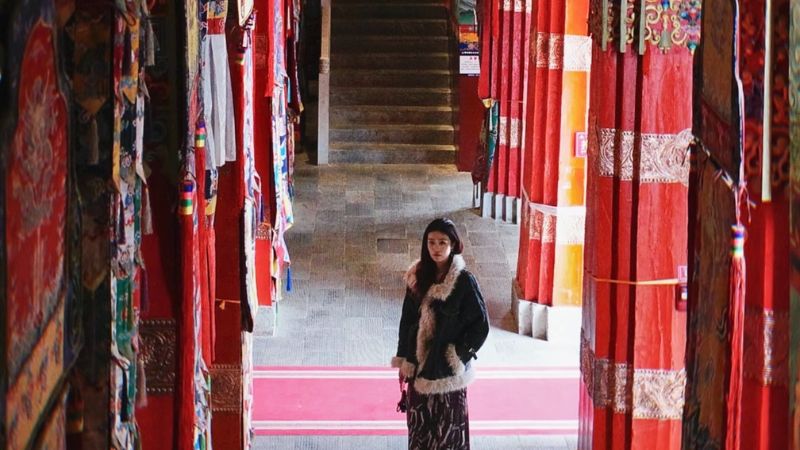 Khu vực h&agrave;nh lang với c&aacute;c bức tranh Thangka