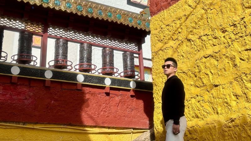 Chụp h&igrave;nh tại lối v&agrave;o tu viện