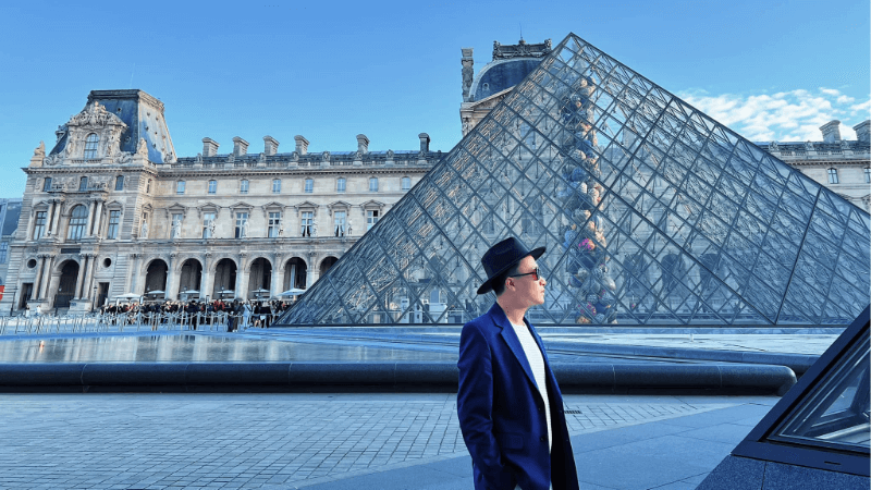Bảo tàng Louvre là một trong những địa điểm nổi tiếng ở Paris