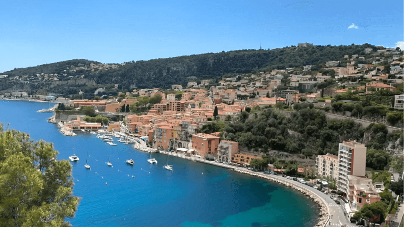Biển Côte d'Azur xanh trong như ngọc bích