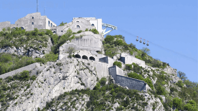 Pháo đài Fort de La Bastille hiên ngang giữa núi trời