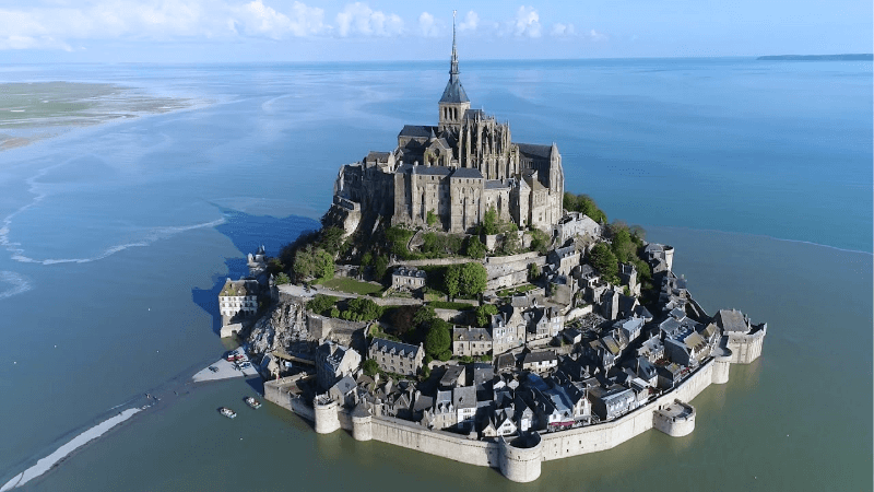 Mont-Saint-Michel nổi bật giữa lòng biển khơi