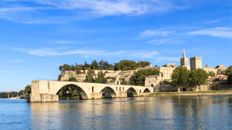 Cầu Pont Saint-Benezet đặc biệt trong những địa điểm nổi tiếng ở Pháp
