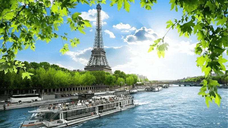 Sông Seine - một trong những địa điểm nổi tiếng ở Paris nhất định phải ghé thăm
