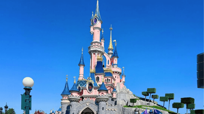 Disneyland Paris địa điểm nổi tiếng ở Pháp được du khách ưa chuộng