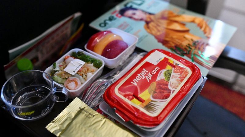 Suất ăn được phục vụ trên khoang hạng Thương gia của Vietjet