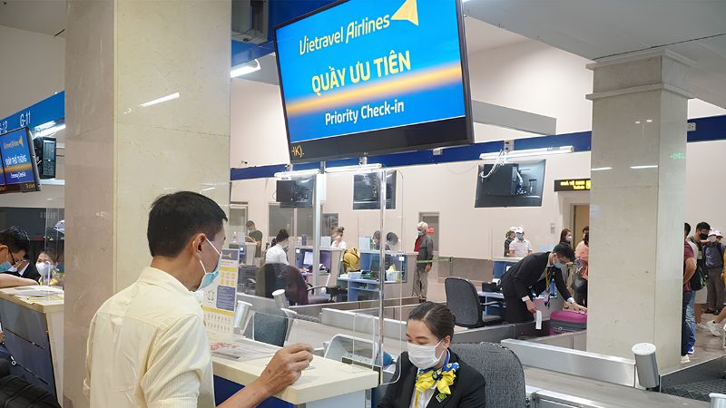 Hành khách check in tại quầy ưu tiên của Vietravel Airlines