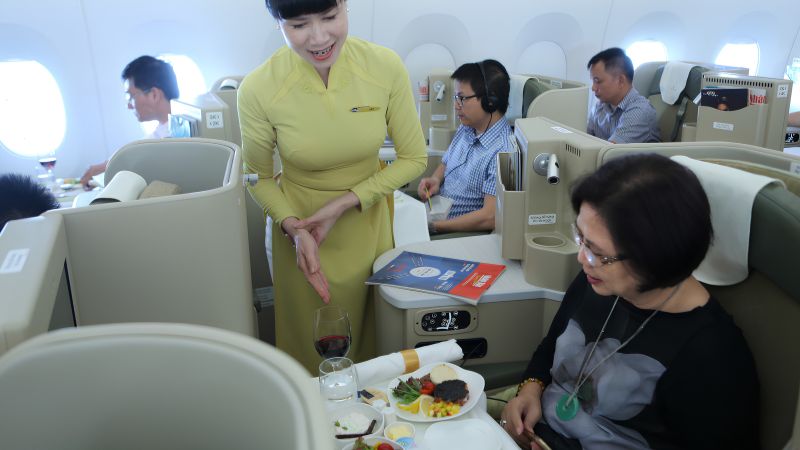 Hành khách lớn tuổi trải nghiệm dịch vụ của hạng vé Thương gia