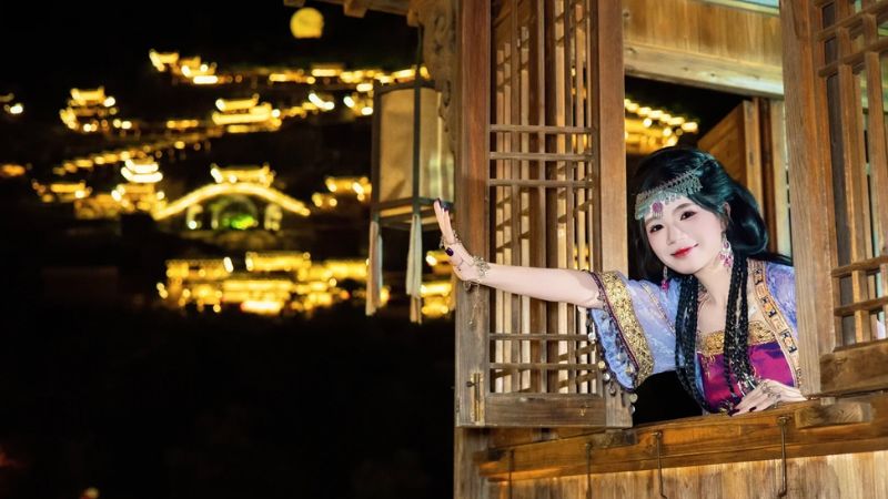 Du kh&aacute;ch check in tại Vọng Ti&ecirc;n Cốc khi đ&ecirc;m xuống