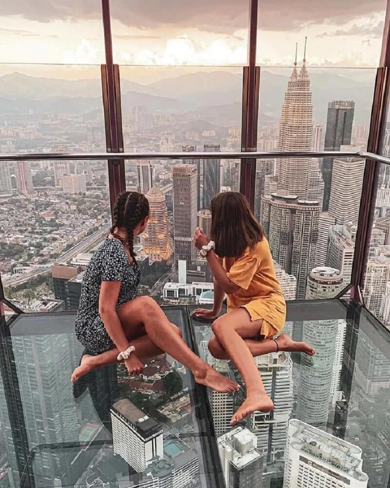 Nên tới tòa tháp vào buổi sáng để tránh đông đúc